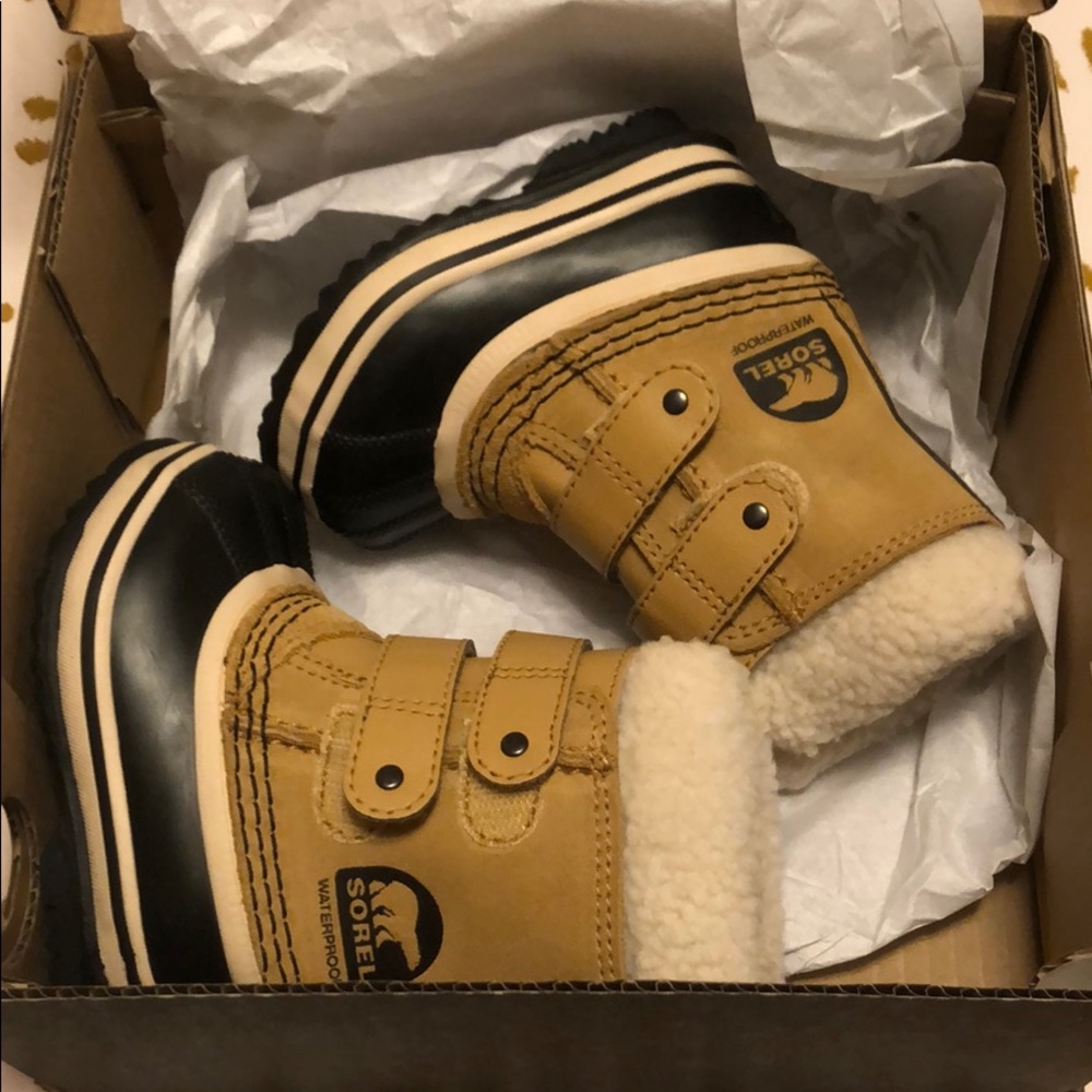 New in box sorel 1964 pac strap toddler boots.